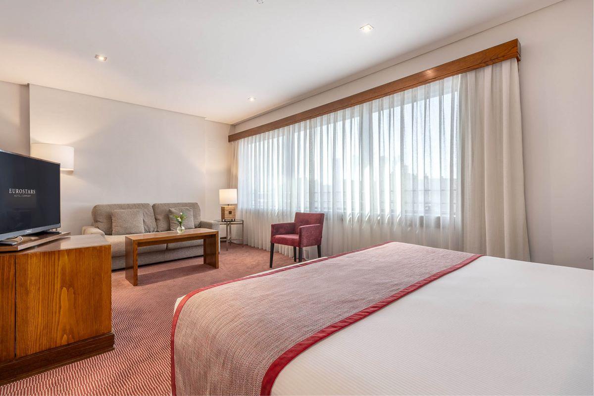 Eurostars Suites Mirasierra Мадрид Экстерьер фото A room at the hotel