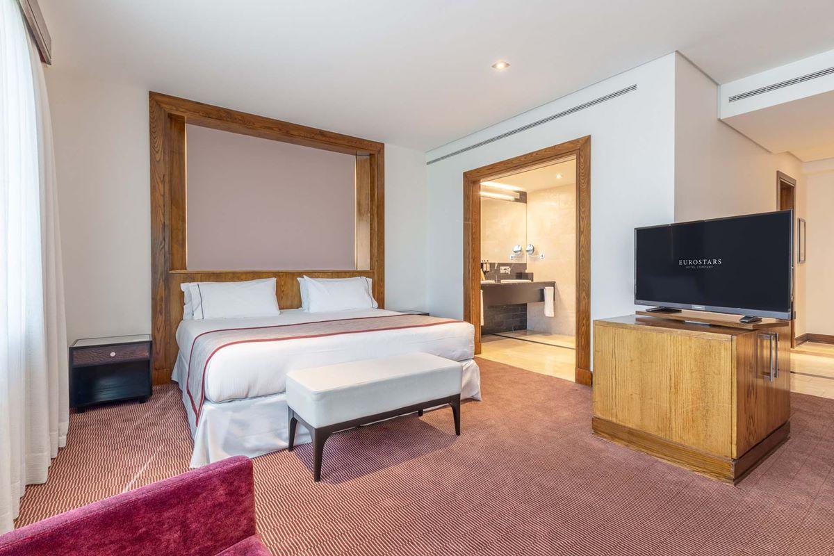 Eurostars Suites Mirasierra Мадрид Экстерьер фото A bedroom at the hotel