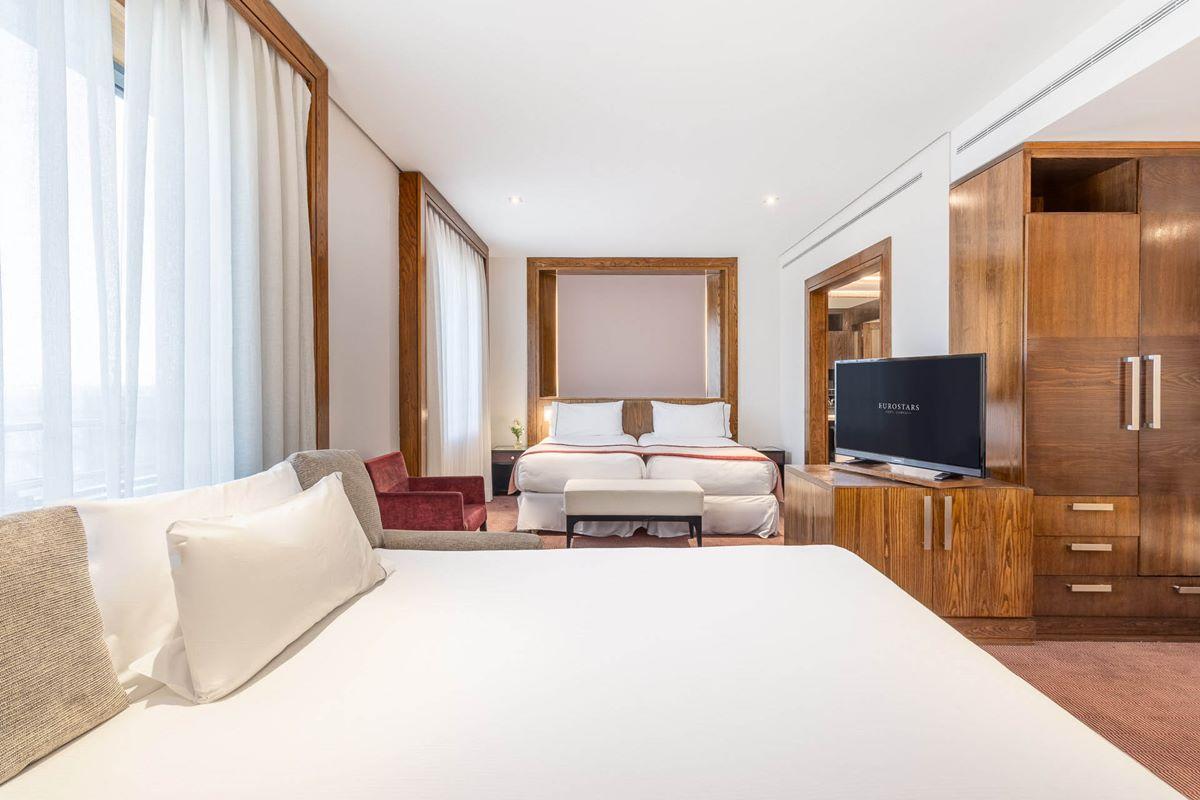Eurostars Suites Mirasierra Мадрид Экстерьер фото A bedroom at the hotel